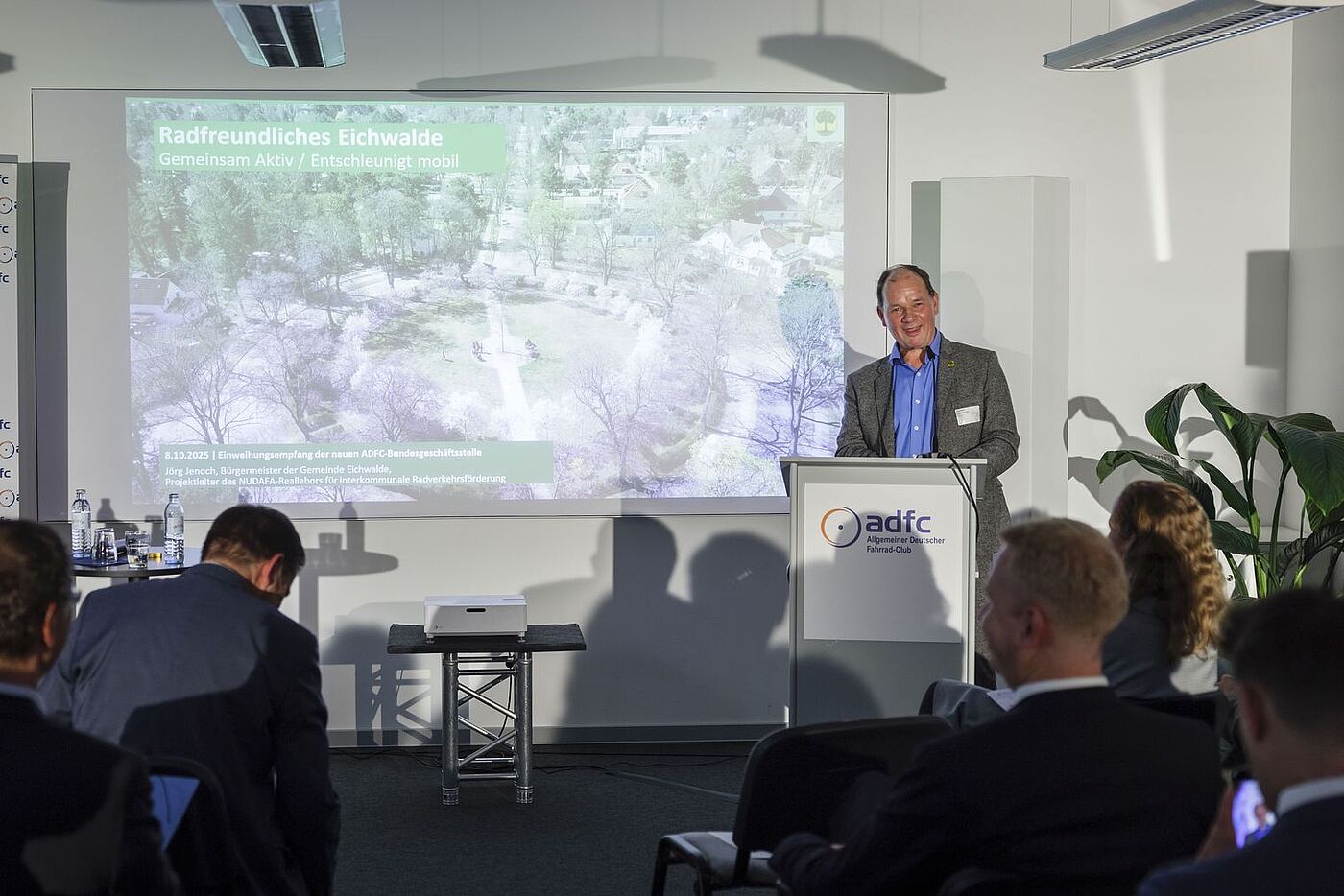 Bürgermeister Jörg Jensch stellt fahrradfreundlicher Maßnahmen seiner Gemeinde Eichwalde vor. Bürgermeister Jörg Jensch stellt fahrradfreundlicher Maßnahmen seiner Gemeinde Eichwalde vor.