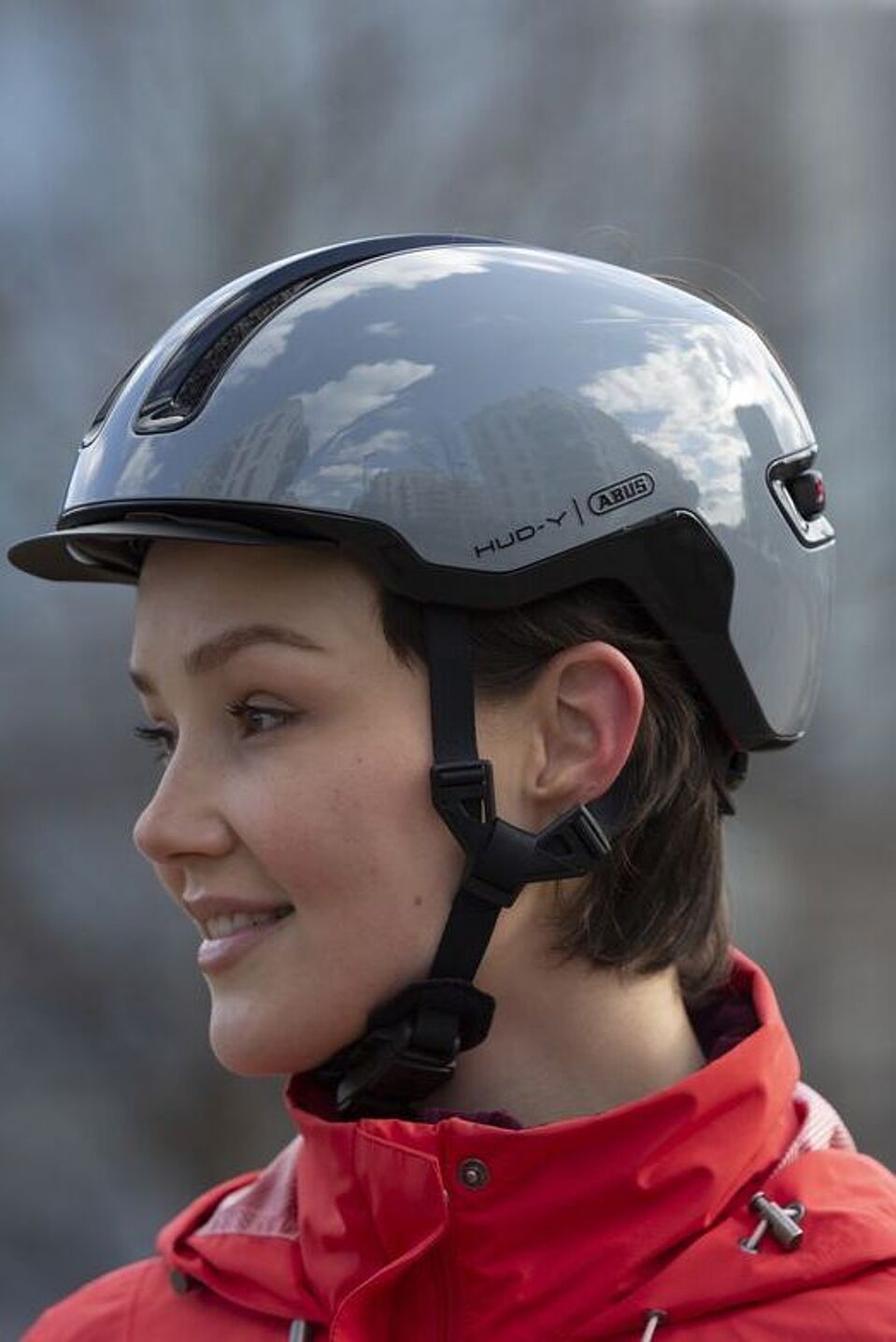 Y-Riemen und Kinnriemen am Fahrradhelm müssen richtig sitzen. Frau mit Fahrradhelm auf dem Kopf