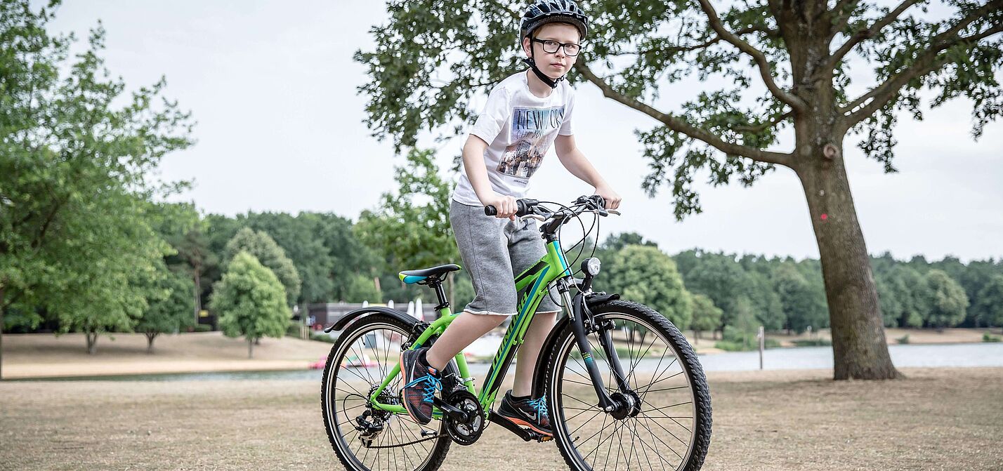 Radfahrender Junge