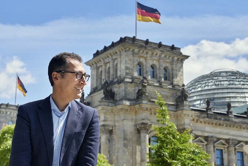 Cem Özdemir vor dem Reichstagsgebäude. Cem Özdemir vor dem Reichstagsgebäude.