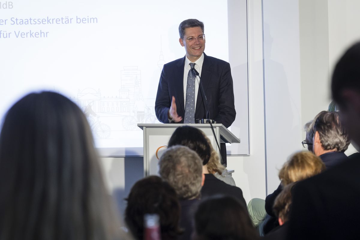 Staatssekretär Christian Hirte MdB, Parlamentarischer Staatssekretär beim Bundesminister für Verkehr, steht am Rednerpult und spricht.